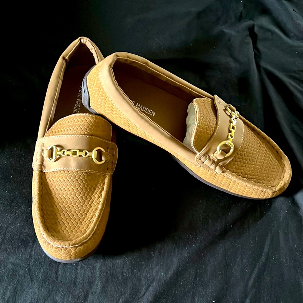 Big boys Steve Madden sz 5 taupe loafers never worn